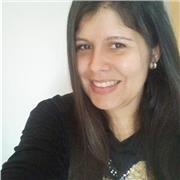 Profesora qus imparte clases a niños y adultos en español
